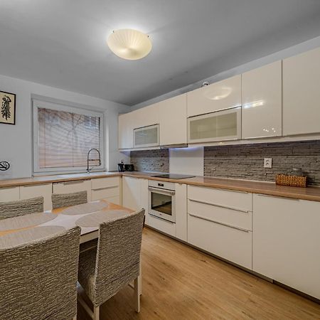 Huge Apartment Next To Train Station Close To The City Center Bratislava Eksteriør billede