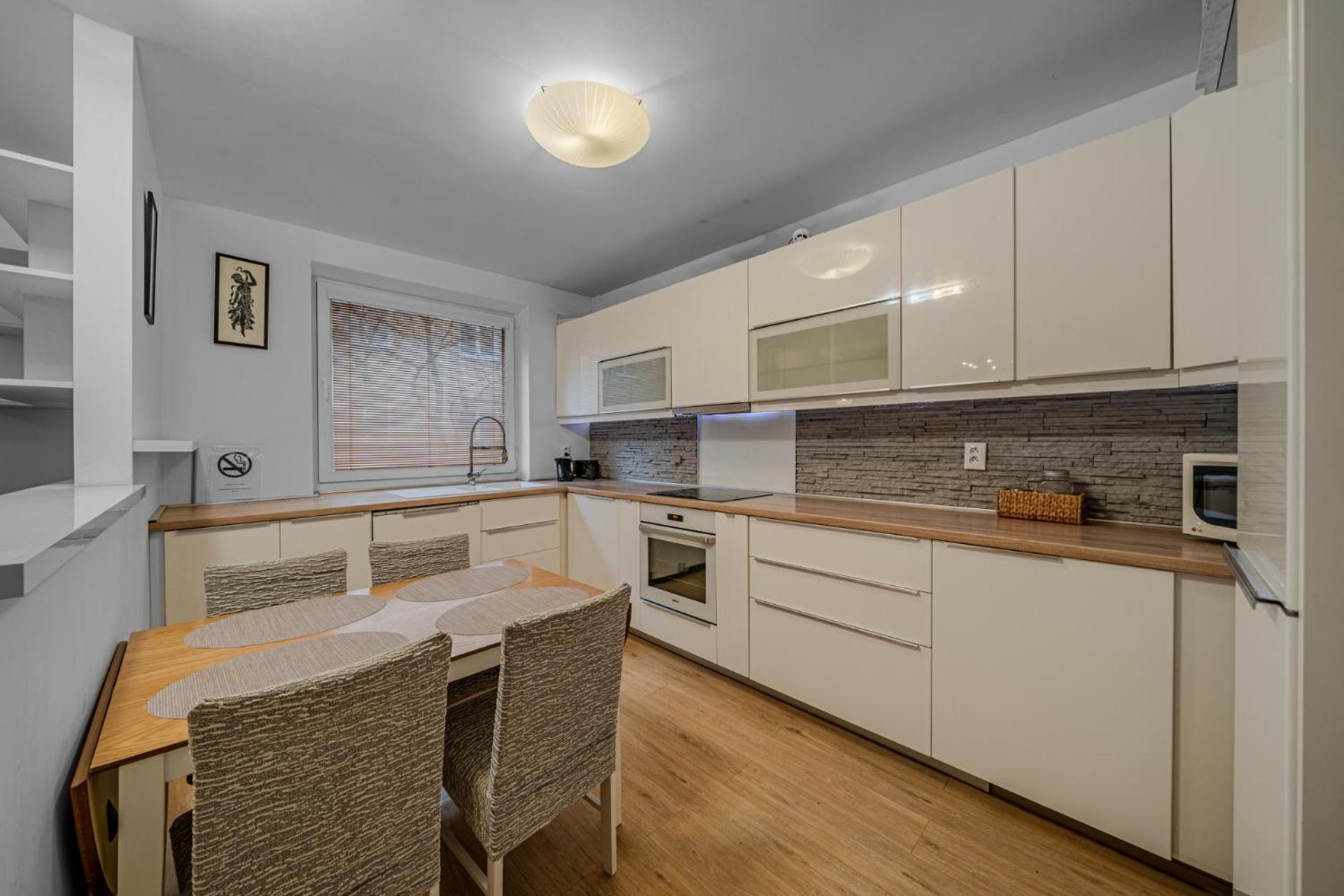 Huge Apartment Next To Train Station Close To The City Center Bratislava Eksteriør billede